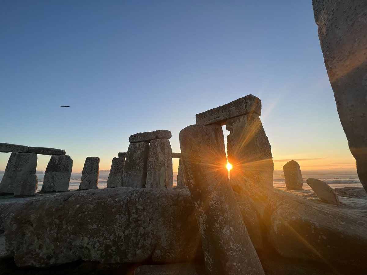 ST0NEHENGE's tweet image. Sunrise at Stonehenge today (21st December) was at 8.08am, sunset is at 4.01pm #WinterSolstice #MidWinter 🙏