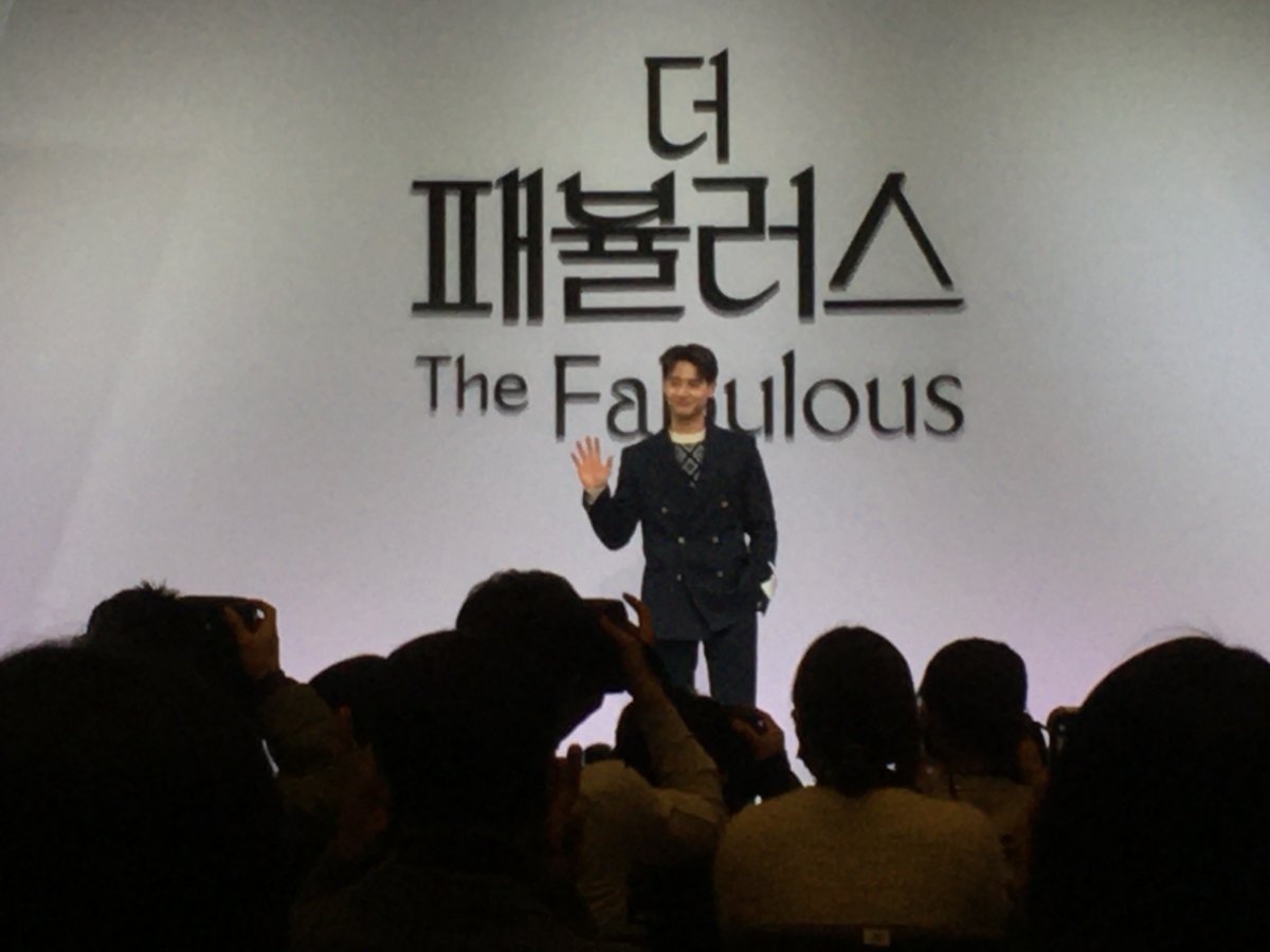 CelebConfirmed's tweet photo. Can you see the halo behind #Minho? He waves at our Celeb fans! Just look at that outfit. https://t.co/KL2WaFAIGs