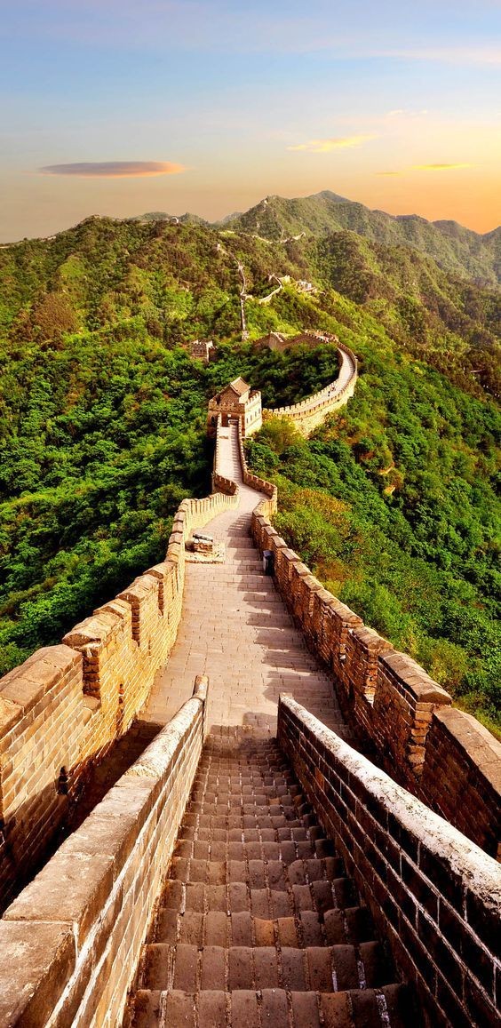Hace poco que cambiamos de continente. Asia nos espera! Las vistas desde la muralla china son espectaculares. Estamos descansando un poco antes de ir a la Ciudad Prohibida. Charles está seguro de que en el pasado pudo ser una base de Kosmos.