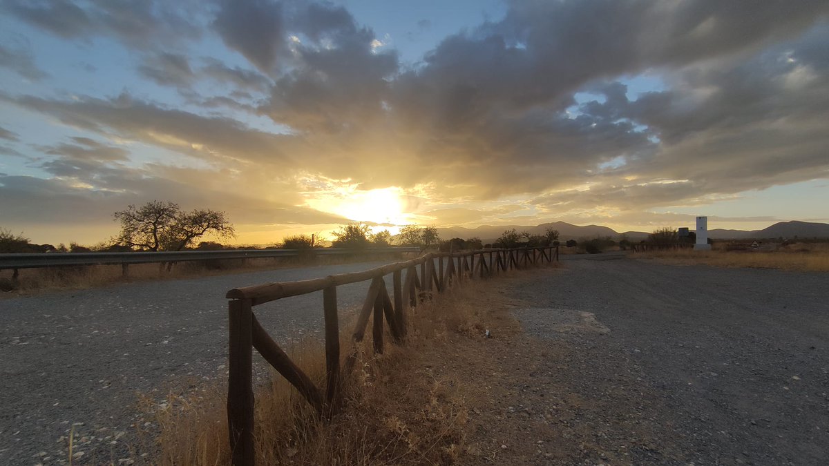 Stunning #sunrises that invite you to wander around the #megalithic park in #Gorafe. 📸 <a href="/CIMGorafe/">CIM Gorafe</a> #DistrictHive #Gorafedesert #podtel #views