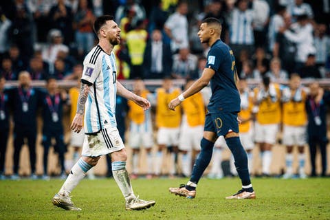 MercatoPlein's tweet image. 🚨 Une fracture est née dans les relations entre Léo Messi et Kylian Mbappé suite à la finale.

Le français reproche à l'argentin d'avoir laissé Martinez se moquer de lui ouvertement.

Un départ de Mbappé du PSG se dessine de plus en plus. 😳

(La famille pirate)

#mbappe #Messi