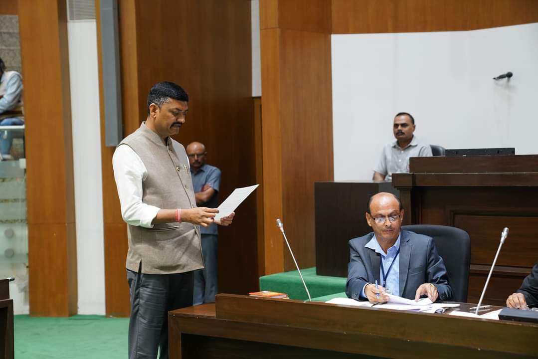 હું ઉમેશભાઈ મકવાણા વિધાનસભાના સભ્ય તરીકે ચૂંટાવાથી, ઈશ્વરના નામે સોગંધ લઉં છું કે કાયદાથી સ્થાપિત ભારતના સંવિધાન પ્રત્યે હું સાચી શ્રદ્ધા અને નિષ્ઠા ધરાવીશ. હું ભારતના સાર્વભૌમત્વનું અને અખંડતાનું સમર્થન કરીશ અને જે કર્તવ્ય હું સ્વીકારી રહ્યો છું તે નિષ્ઠાપૂર્વક પુર્ણ કરીશ.