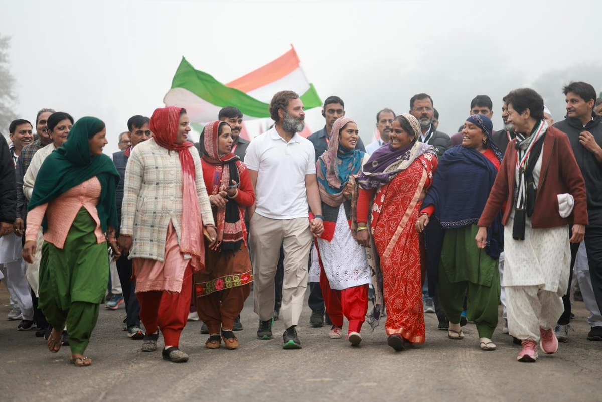 kcvenugopalmp's tweet photo. After a triumphant Rajasthan leg, #BharatJodoYatra entered Haryana, today. Shri @RahulGandhi &amp; the Yatris received warm welcome by senior leaders including in-charge
@shaktisinhgohil ji former CM @BhupinderShooda ji,@kumari_selja Ji, @rssurjewala ji &amp; HPCC President @INCUdaiBhan. https://t.co/242UNVFBgw