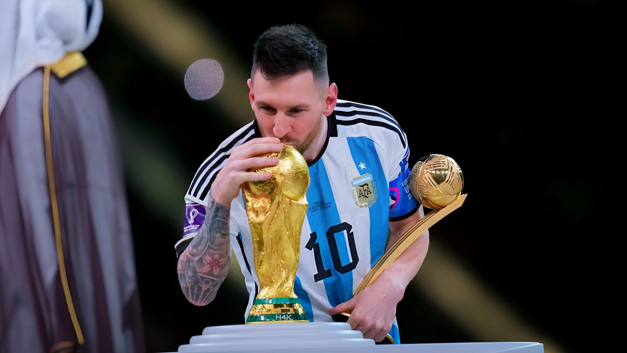 Chào mừng bạn đến với bộ sưu tập hình nền 4K về siêu sao bóng đá Messi trong World Cup! Hình nền này sẽ đưa bạn vào không khí sôi động của giải đấu hấp dẫn nhất hành tinh. Messi là một trong những cầu thủ tài năng nhất trong lịch sử bóng đá và hình nền 4K của anh sẽ khiến bạn cảm thấy ngưỡng mộ và kích thích. Hãy chiêm ngưỡng các hình nền ấn tượng này và cảm thấy như mình đang tham gia vào World Cup cùng Messi!