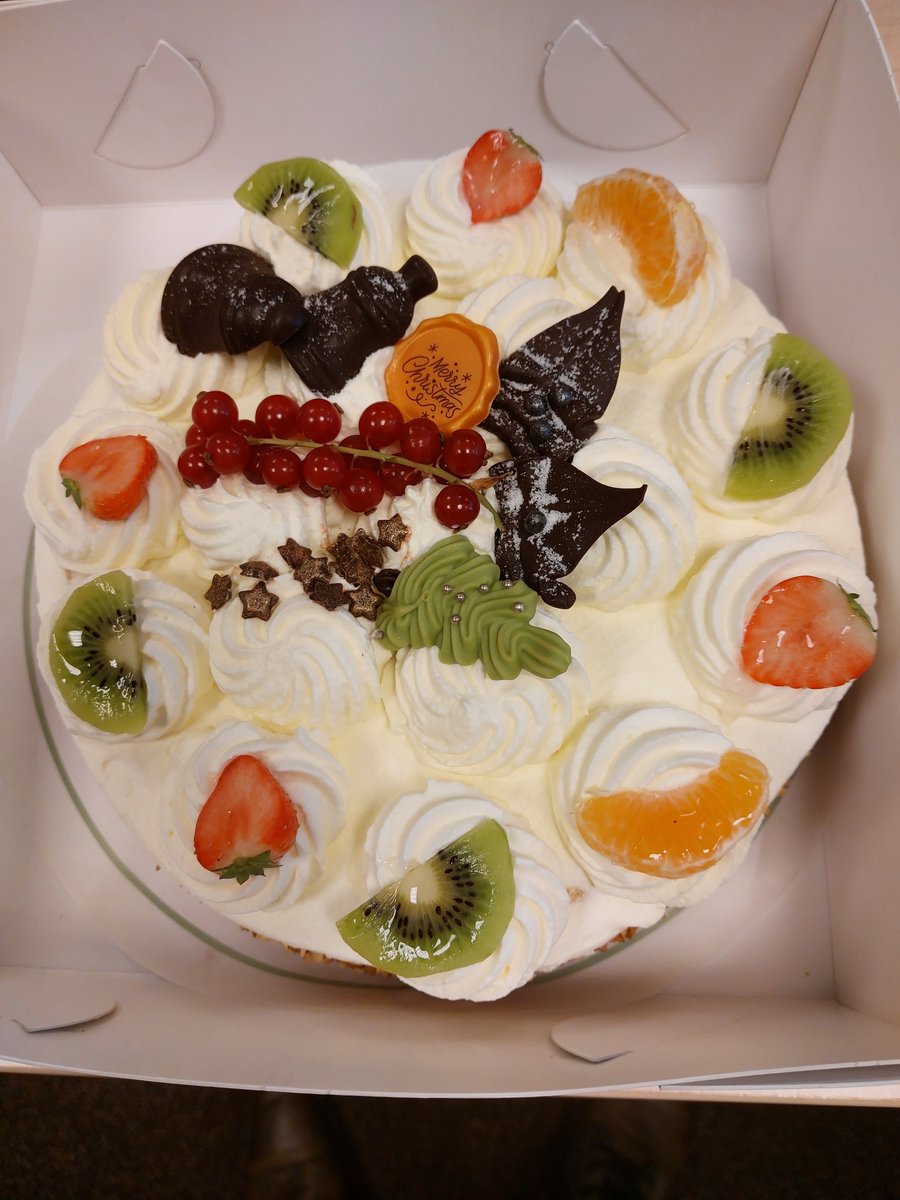 StratechNL's tweet photo. We hebben gisteren een smakelijk voorproefje gehad op het kerstdiner dat ons aankomend weekend te wachten staat: onze fijne klant @De_Robbenjager heeft ons verrast met een heerlijke slagroomtaart 🍰!

Bedankt voor deze leuke en lekkere verrassing! https://t.co/i7478n9zfy