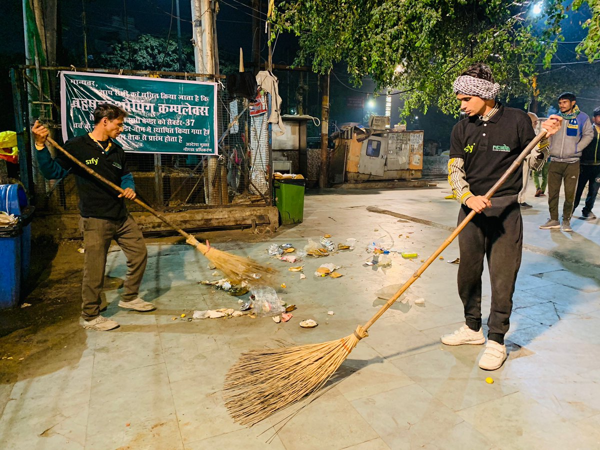 guidedfortune's tweet photo. Night sweeping work is being done in Noida by Sify Technology through CSR. https://t.co/rKrG39jI3b