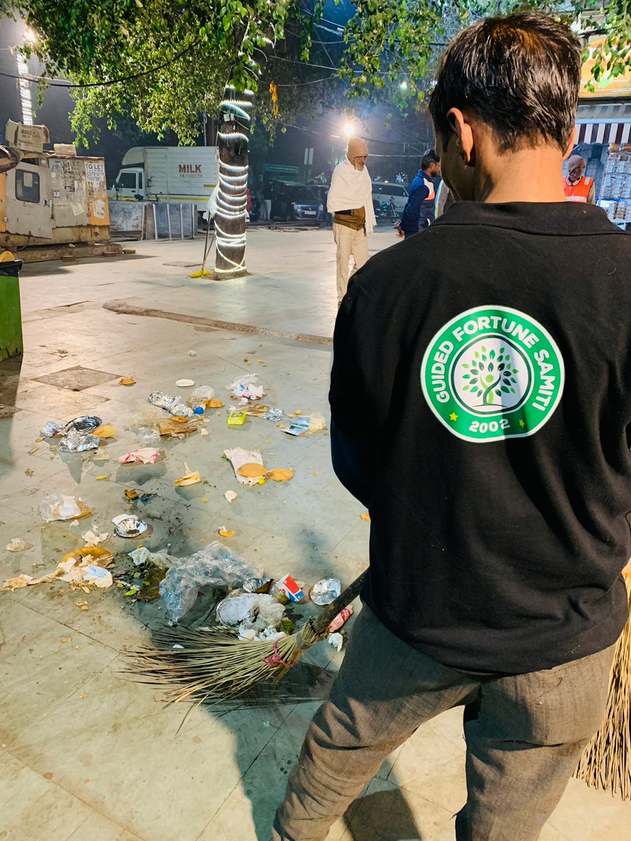 guidedfortune's tweet photo. Night sweeping work is being done in Noida by Sify Technology through CSR. https://t.co/rKrG39jI3b