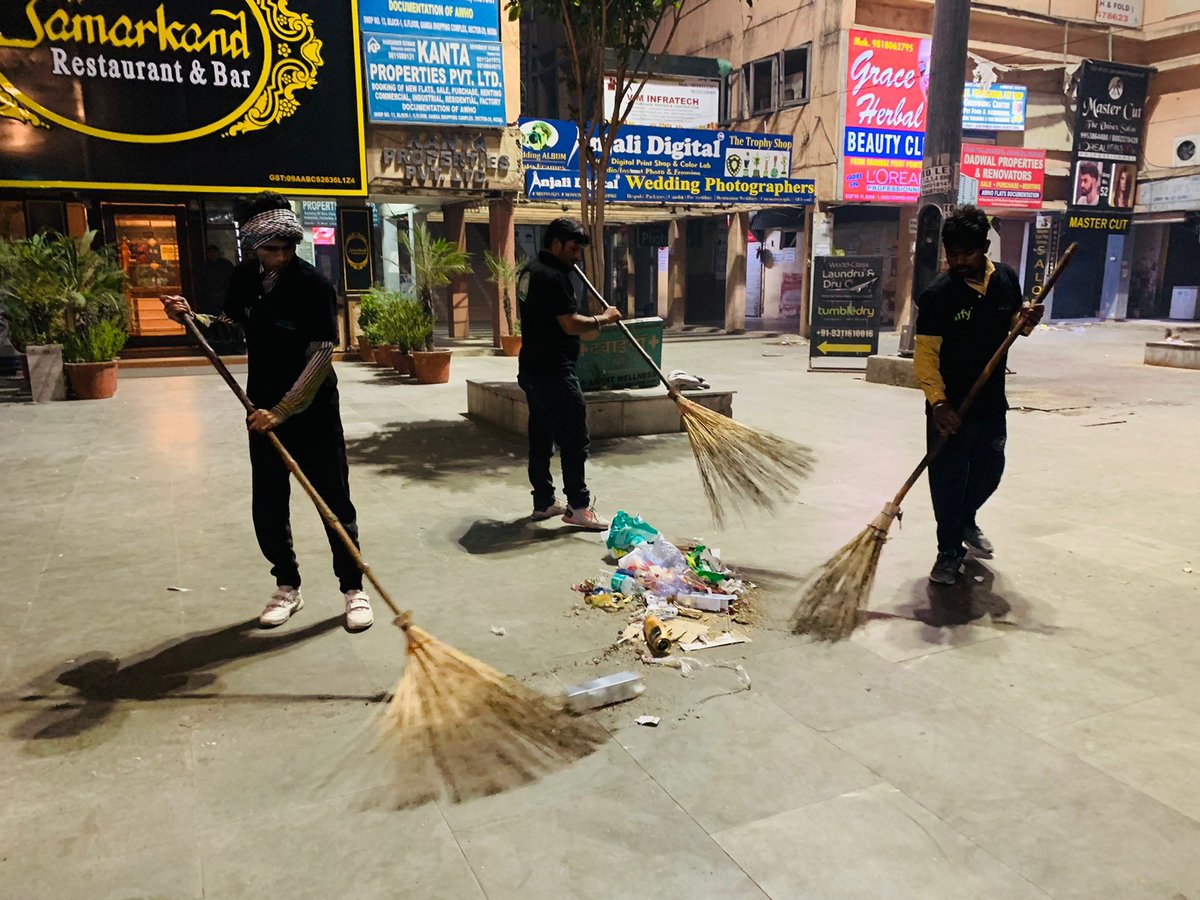 guidedfortune's tweet photo. Night sweeping work is being done in Noida by Sify Technology through CSR. https://t.co/rKrG39jI3b