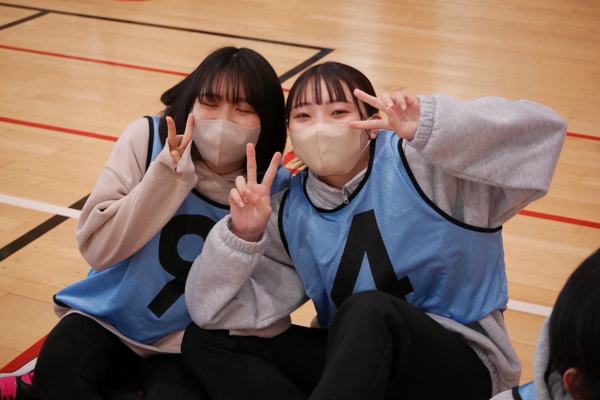 tsb_office's tweet photo. 12/18のスポーツ大会の様子をご紹介します。足の速い＆リレー好きな2年生と、団体競技が好きな1年生がチームを分かれて対決✨スポーツビジネス学科の学生が楽しく安全に運営を行ってくれました。スポーツ大会実行委員に加わった1年生もお疲れ様でした👟 https://t.co/3hxQBfsG5E