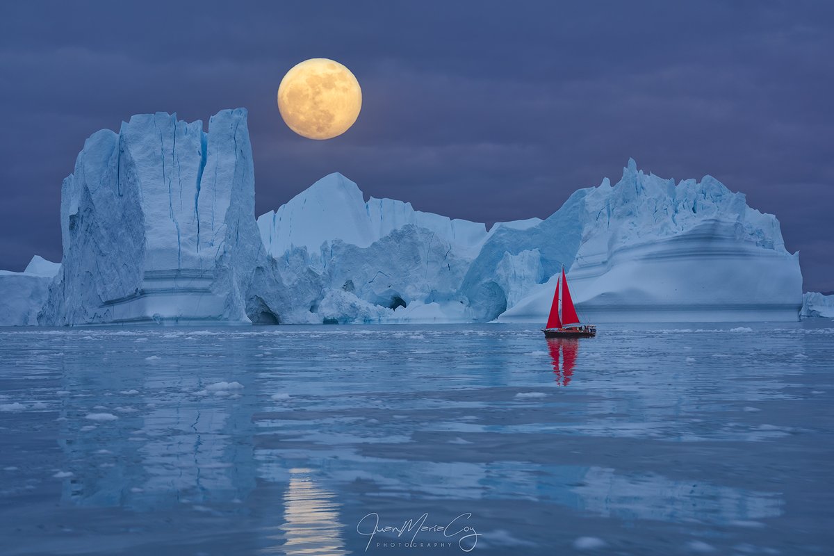 La luna llena nos ilumina mientras navegamos entre los icebergs - Ilulissat Icefjord (Groenlandia)  #Arctic #Greenland #ship #icerberg #DiskoBay #fjord #Ilulissat #Frozen #Ice #seascape #snow #MidnightSUN #Cold #water #sailing #sail #moon #fullmoon