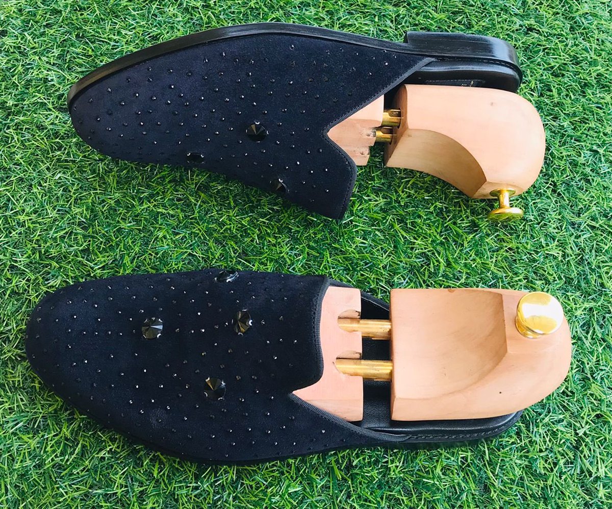 Favouritegurl_'s tweet photo. Hi, my name is Grace
I’m a shoemaker 
I make beautiful footwear
Here are some designs I made in 2022
Please retweet, my customers are on your timeline 🥹
Sandal-15k
Mules-15k
Slide-10k https://t.co/aMrMtyEcwT