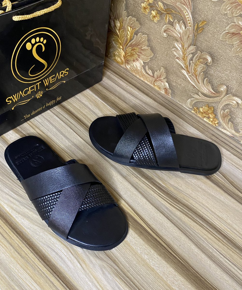 Favouritegurl_'s tweet photo. Hi, my name is Grace
I’m a shoemaker 
I make beautiful footwear
Here are some designs I made in 2022
Please retweet, my customers are on your timeline 🥹
Sandal-15k
Mules-15k
Slide-10k https://t.co/aMrMtyEcwT