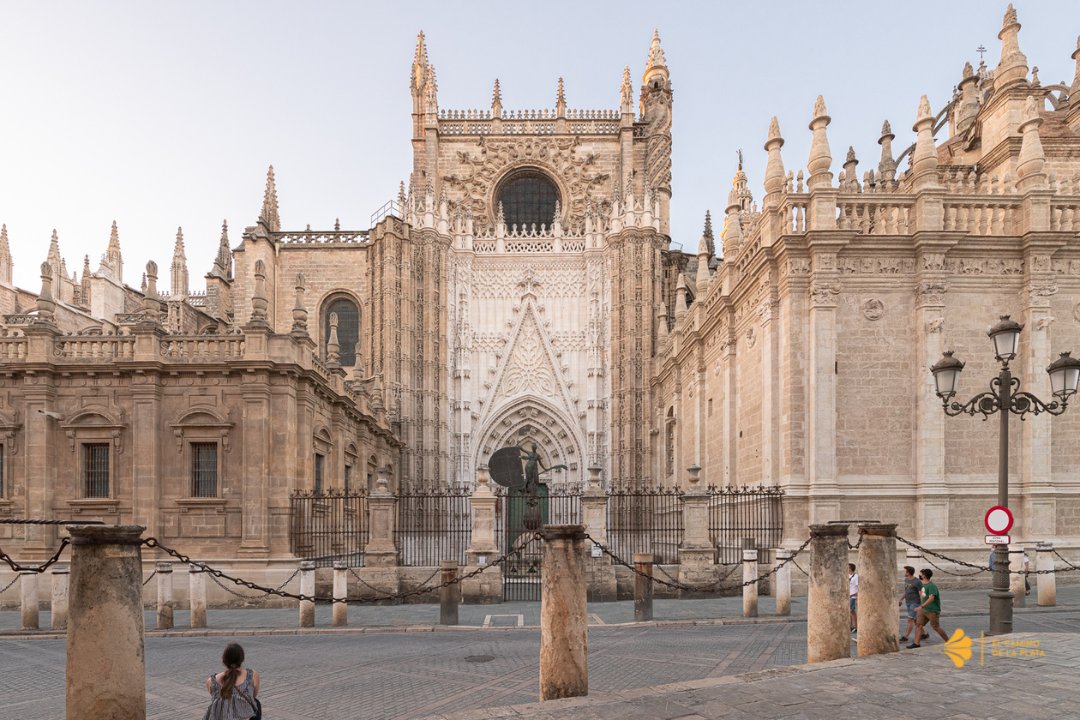 🧐¿Te has preguntado el significado de las cadenas de la #CatedraldeSevilla?

🙌🏻 El templo está rodeado de cadenas de hierro sujetas entre columnas de piedra. Fueron impuestas para separar los dos tipos de jurisdicción existentes

☝🏻¿Conocías esta curiosidad de #Sevilla?