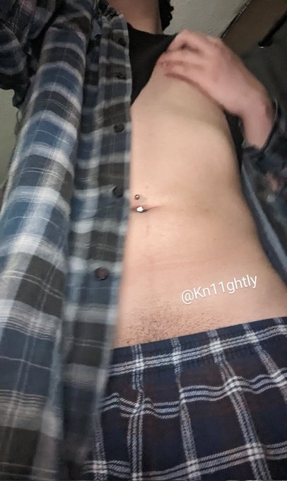 2 pic. Felt sexy #nsfw #nsfwtwt #nsfwtw #shirtless #nude #hot #sexy #horny #ftm #scars #trans #queer