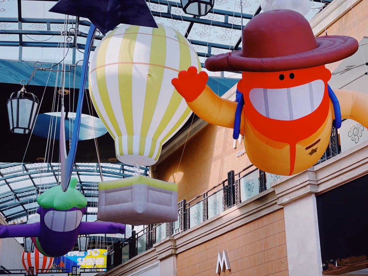 bestjim7's tweet photo. Handling inflatable decoration #inflatable #events #show #custom #musicfestival https://t.co/LZUrkjj9yE