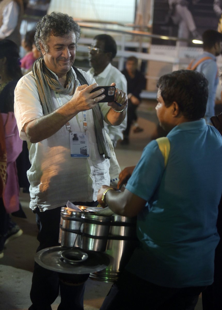 Calcutta_Times's tweet photo. Kurdish-Swiss director Mano Khalil was spotted savouring some jhalmuri at the festival. The director’s 2021 film Neighbors, was screened at KIFF this year and is a satirical commentary on war and despotism.
#kiff #kiff2022 #manokhalil #neighborsfilm #kolkatafilmfestival https://t.co/w1lrhsl89f