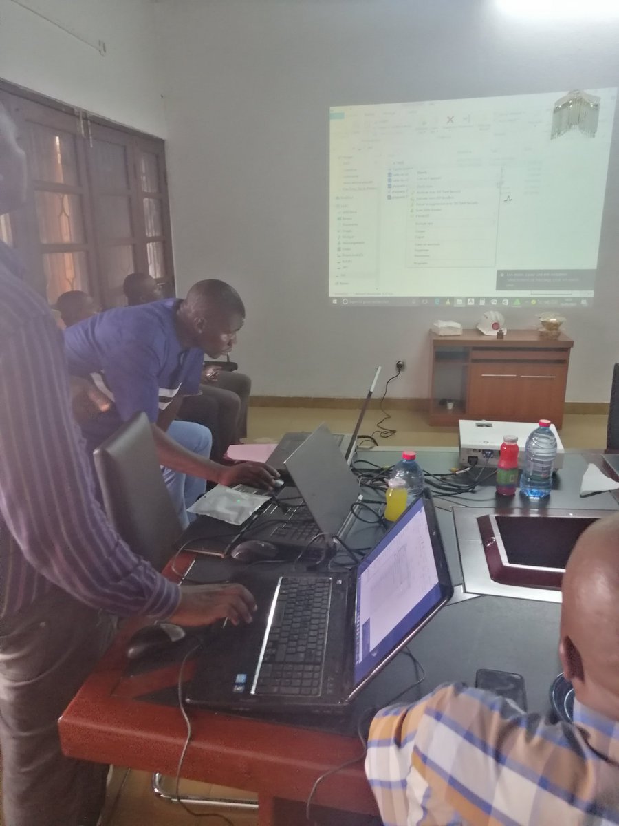 EKANIJACQUES's tweet photo. J'ai présidé personnellement ce mardi 20 Décembre 2022, la réunion d'évaluation des chantiers de @Belekani_const à la salle des réunions du siège du groupe à Yaoundé. 
Nous avons pus apprécié, le niveau de nos engagements sur le terrain.

#Nouveauplanchantier2022/2023 https://t.co/S112iGNiBA
