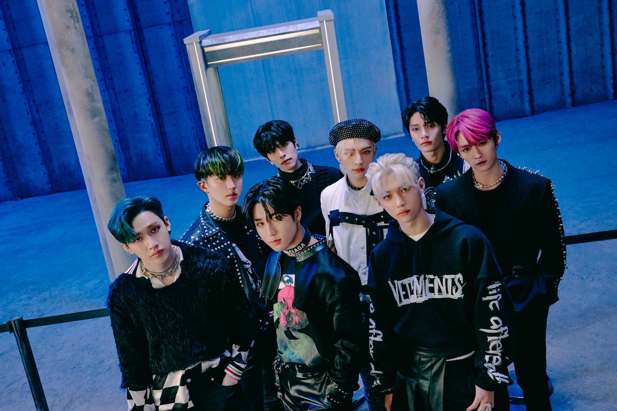 fantoo_official's tweet image. #팬투_올해의_아티스트 / Artist of the Year 🎙

응원하는 아티스트를 RT해 주세요! 
RT the Artist you like to vote!

⭐️ #스트레이키즈 #StrayKids ⭐️