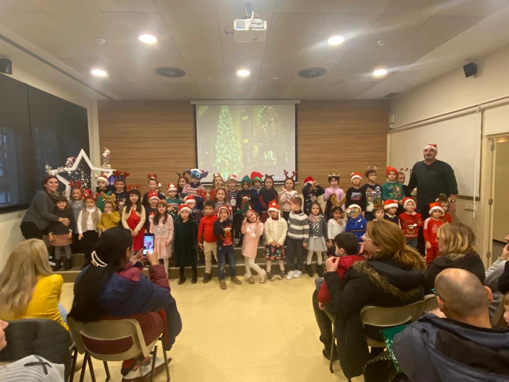 Infantil,

Ahir les famílies van poder tornar a gaudir del festival de Nadal dels nens i nenes d'infantil i posteriorment van visitar les classes per recollir els treballs dels seus fills i filles #Nadal #famíliesiescola #tradicions #educacióinfantil #lestonnac #lestonnacmollet