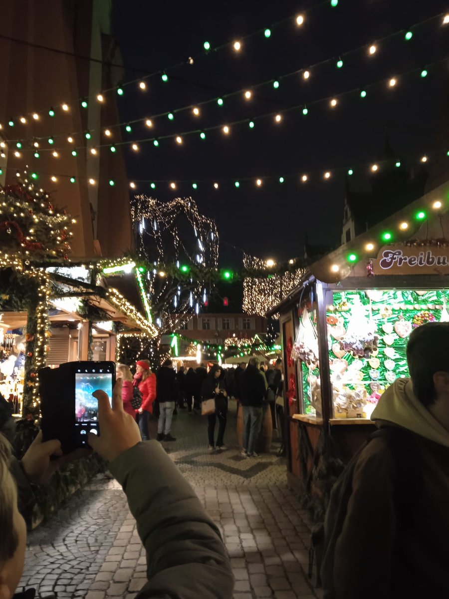 Le 2 décembre 2022, 50 élèves germanistes ont passé une journée dans la ville allemande de Fribourg en Bresgau.
Ils ont adoré la vue sur la Forêt Noire, la vieille ville, les magasins, le marché de Noël et parler allemand avec les commerçants. De beaux souvenirs pour tous !