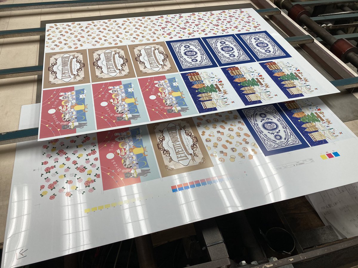 can2Canbox's tweet photo. フルカラー印刷のインクがのっていく工程を大公開‼️
1枚目    C （シアン）
2枚目　C 、M （マゼンタ）
3枚目　C 、M 、Y （イエロー）
4枚目　C 、M 、Y 、K （ブラック）
4色が綺麗に掛け合わさる事で、デザインが少しずつ完成していくよ🐼 https://t.co/ulZR8S0fuK