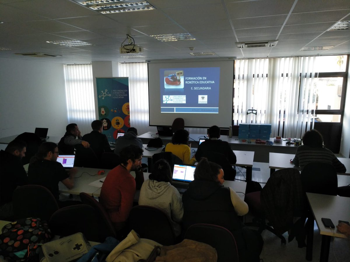 RedAnd_Robotica's tweet photo. Formación de #roboticaeducativa a lo futuros docentes que cursan el #MasterProfesorado de la @CanalUGR . Impartido en la @ETSIIT_UGR en colaboración con @coitta_aagit https://t.co/ugnfhle9IW