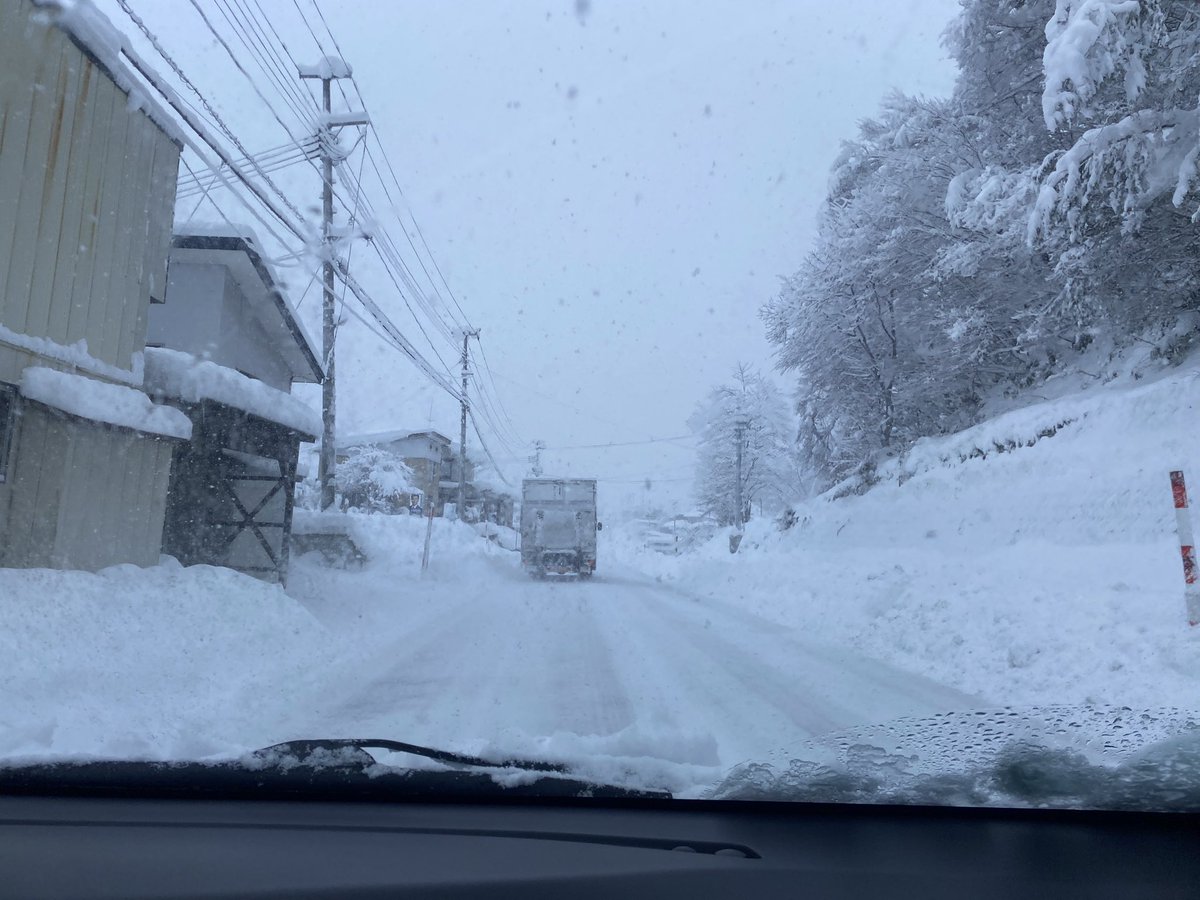 yutaka520221's tweet photo. 年も後11日。今日の楽しかったコト
山形県西川町移住54日目
熊本県天草市出張7日間
1.朝から快晴の中、雪おろし
2. Rural Laboの小菅君と来年の企画ミーティング
3.地域の方との対話会
#あと11日
#毎日の習慣
#楽しいコト
#西川町
#大雪日本一
#rurallab
#ルーラルラボ
#雪おろし
#おてつたび https://t.co/glG2PXczZQ