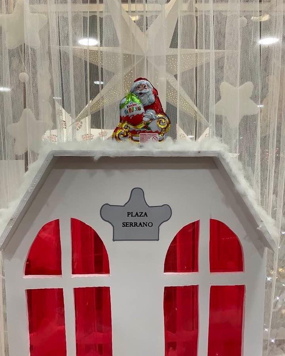 🎄🎅 La Plaza Serrano de #Baza ha realizado una decoración navideña muy bonita y original, en la que han procurado que de alguna manera nuestra #DamadeBaza esté representada 👏⚱️