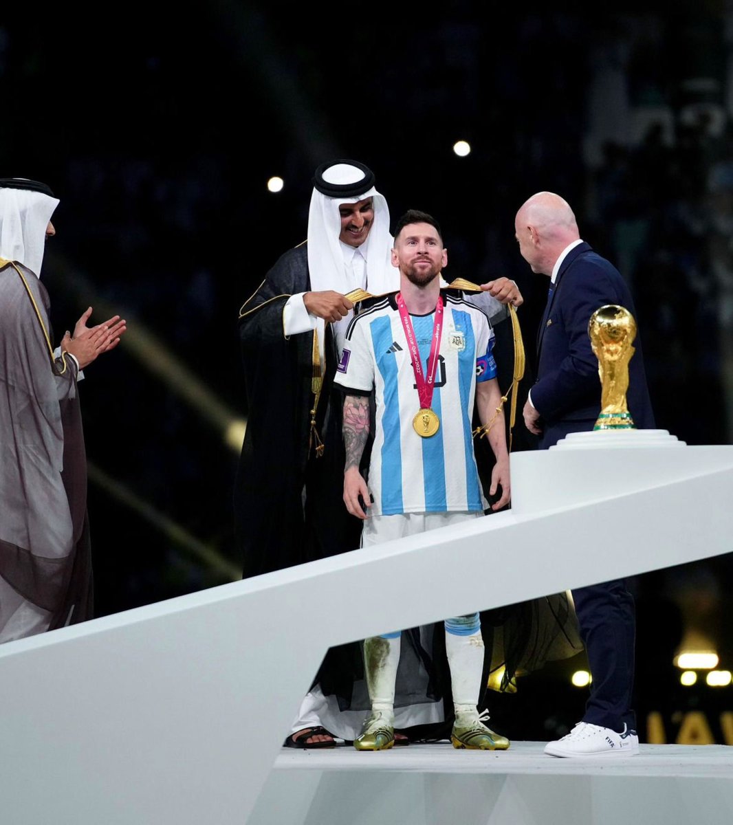 #ميسي #Messi𓃵   يلبس التاريخ #البشت