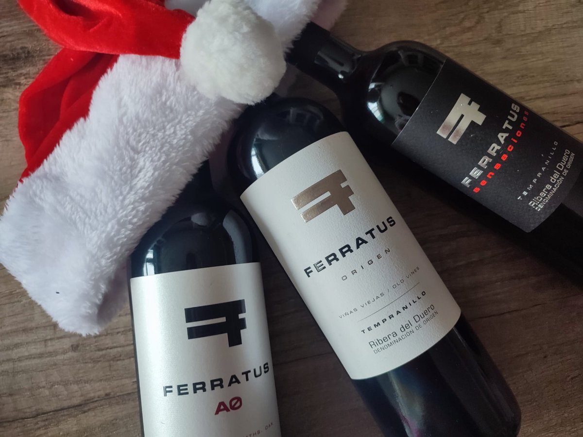 ferratusbodegas's tweet photo. ¿Estás pensando regalar vino estas Navidades 🎄? Nosotros te aconsejamos que elijas cualquiera de nuestro trío de ases 😉🍷
#ferratus #mujerdelvino #navidades #riberadelduero #bodegasferratus #vinotinto #doriberadelduero #vinotinto https://t.co/HMiZyidtX7