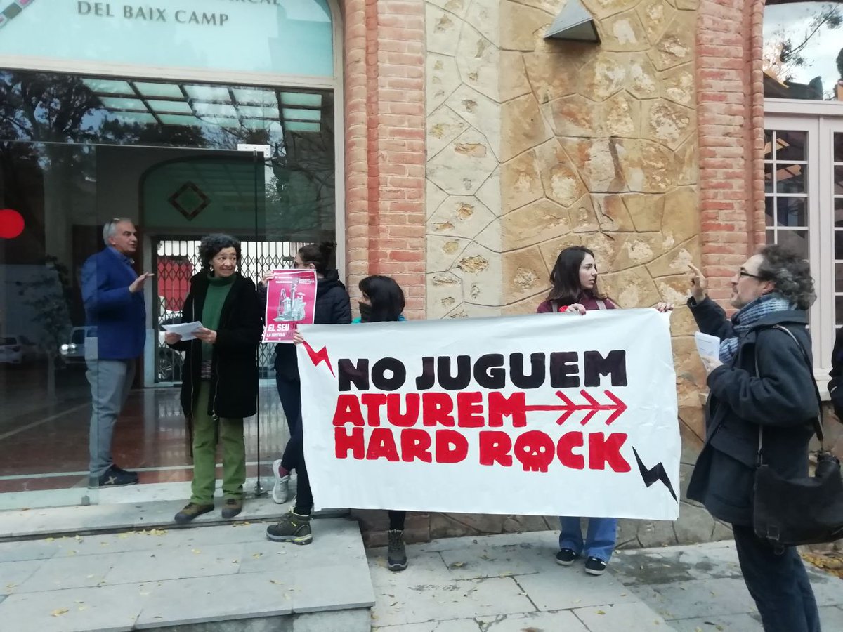 AturemHardRock's tweet photo. 🔴 Hem rebut a Reus a l'@angelxifre, delegat del @govern, per exigir que #AturemHardRock

🤔"Institucionalment estic al mig" 

❌ No hi ha neutralitat en un govern que fa de creditor i d'intermediari entre dos privats: Hard Rock i @caixabank_cat ❌ https://t.co/EwKVj3hr5K