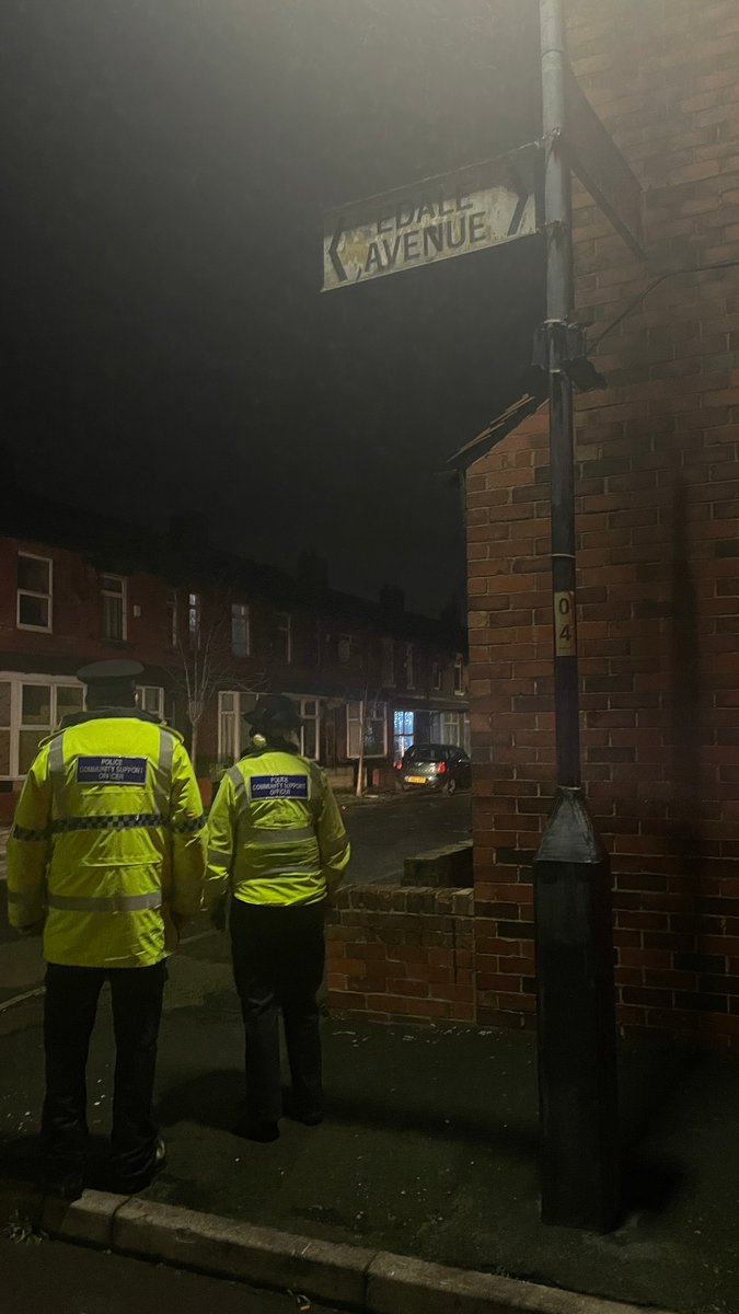 Gmpmoston's tweet photo. #BGroup Burglary patrols continue across on Edale Avenue, speaking with residents and provided prevention and secure advice. Please remember to lock doors, windows and ensure valuable items are not on display. #AlarmLocksLights https://t.co/LuFgL87KXP