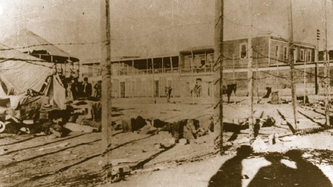 radicaldaily's tweet photo. Dec 21 1907 – Santa María School massacre in Iquique, Chile by Army against striking saltpeter miners, their wives &amp; children. At least 2000+ die. https://t.co/xcBhe8hVAX