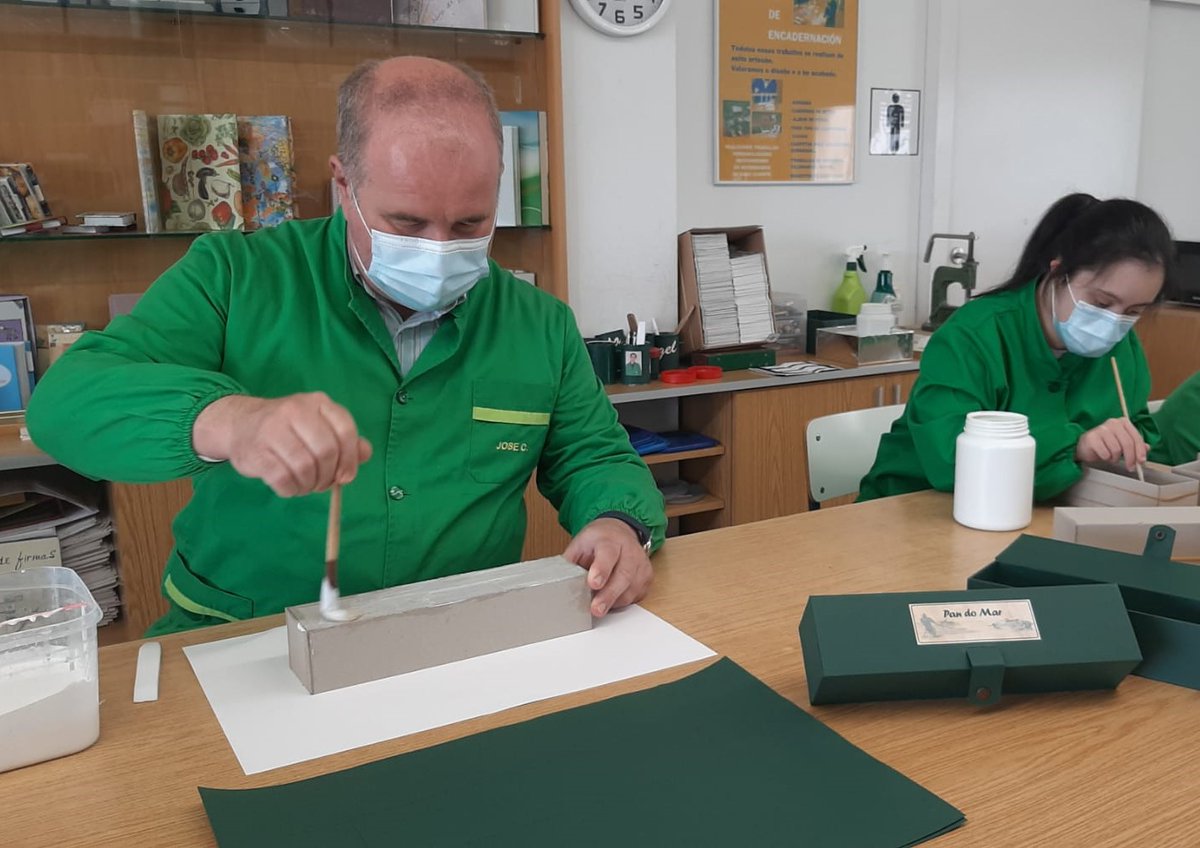 juanXXIII_pont's tweet photo. Os mostramos uno de los últimos trabajos que hicimos en el taller de #Encuadernación.
Se trata de cajas para el envasado de botes de patés de #PandoMar elaboradas de forma artesanal y personalizada. https://t.co/gqjdyK4k9c