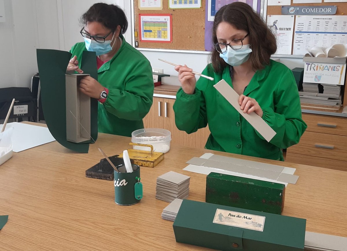 juanXXIII_pont's tweet photo. Os mostramos uno de los últimos trabajos que hicimos en el taller de #Encuadernación.
Se trata de cajas para el envasado de botes de patés de #PandoMar elaboradas de forma artesanal y personalizada. https://t.co/gqjdyK4k9c