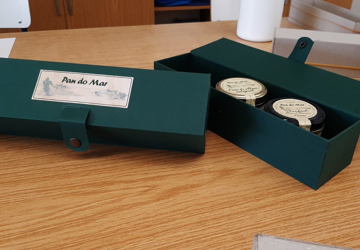 juanXXIII_pont's tweet photo. Os mostramos uno de los últimos trabajos que hicimos en el taller de #Encuadernación.
Se trata de cajas para el envasado de botes de patés de #PandoMar elaboradas de forma artesanal y personalizada. https://t.co/gqjdyK4k9c