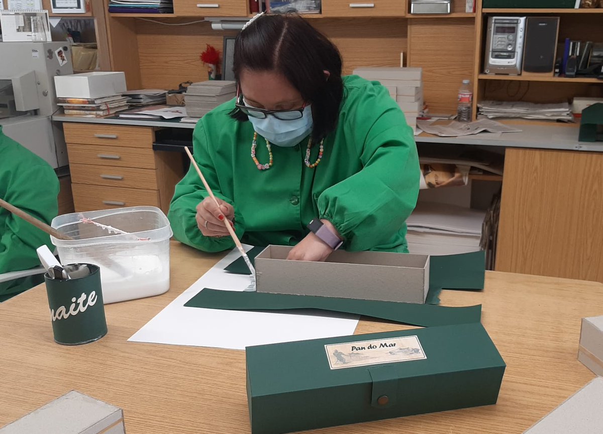 juanXXIII_pont's tweet photo. Os mostramos uno de los últimos trabajos que hicimos en el taller de #Encuadernación.
Se trata de cajas para el envasado de botes de patés de #PandoMar elaboradas de forma artesanal y personalizada. https://t.co/gqjdyK4k9c