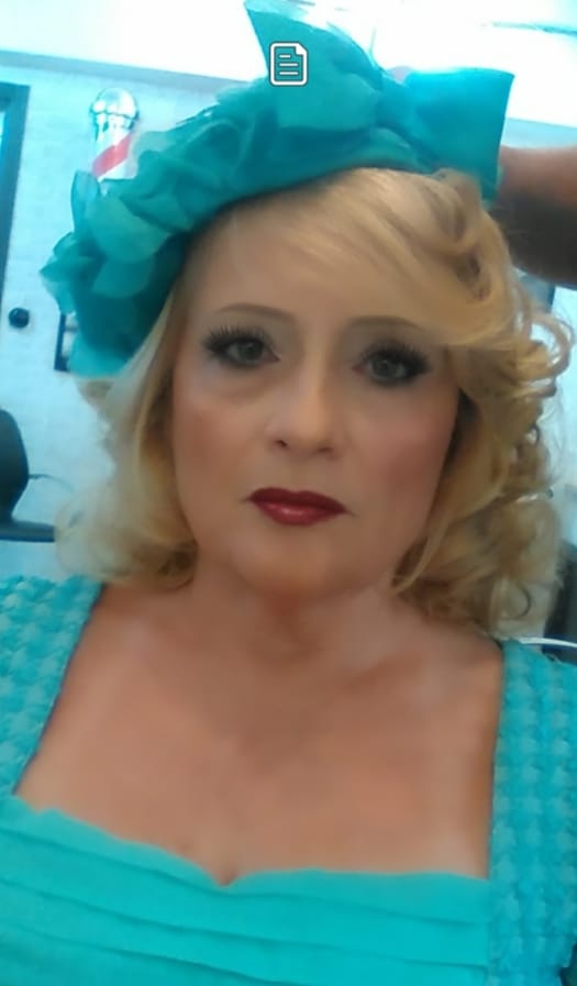 Eccomi con un abito azzurro + cappellino dello stesso colore anni '40 nella parte di una ex sciantosa. 
Il cappellino di mia suocera Anna,scomparsa nel 2015 a 103 anni, che mi diceva sempre di prenderlo.Lo ritrovai in uno dei sacchi con le sue cose da dare.Era in quello rimasto!