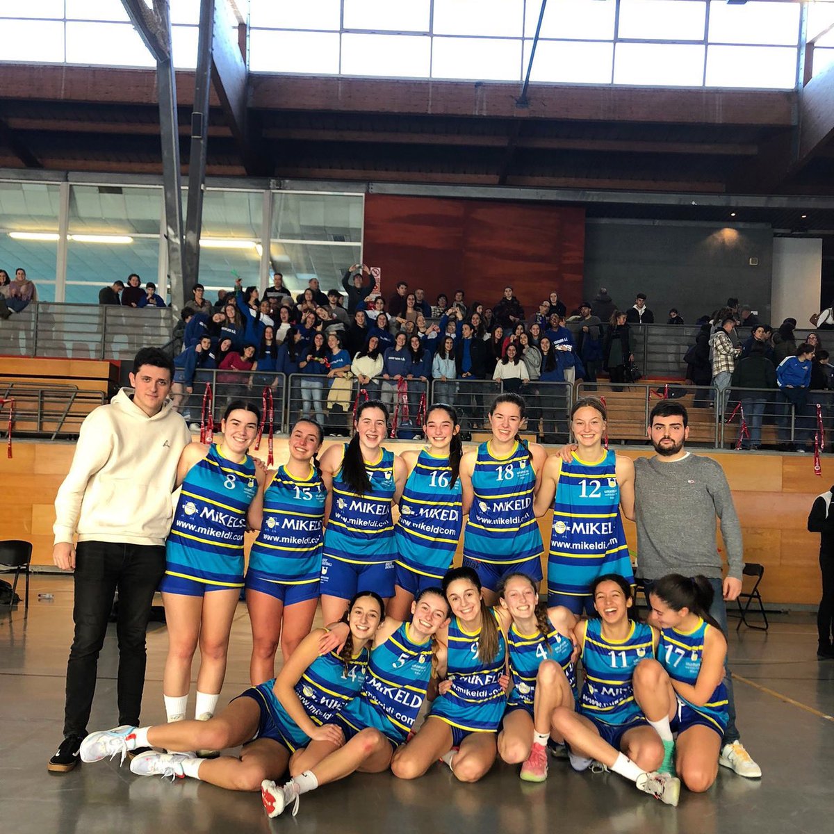 🔵 Nuestras juniors han conseguido este fin de semana el ASCENSO A LIGA VASCA.  ZORIONAK NESKAK!

** Agradecer también a toda la gente del club que ha venido a animar. Aupa Unamuno💙
