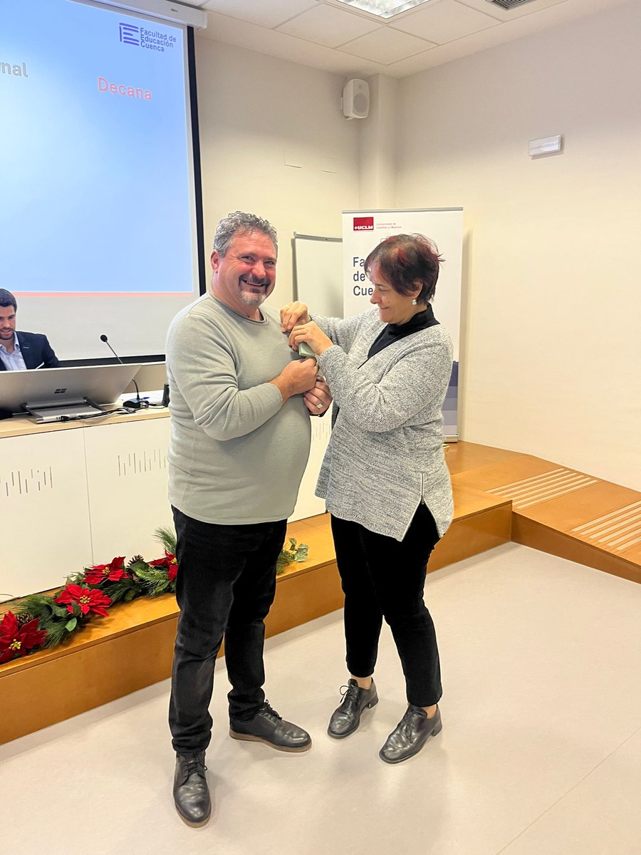 FacEducacionCu's tweet photo. Hoy, 21 de diciembre durante la última Junta de Facultad del año 2022, la decana Ana Rosa Bodoque, ha hecho entrega de la insignia de la Facultad de Educación a nuestro compañero Rafael Fuero que se ha jubilado recientemente.  ¡Gracias por tantísimo trabajo, Rafa!
@uclm_es https://t.co/iY7dCtaLp1