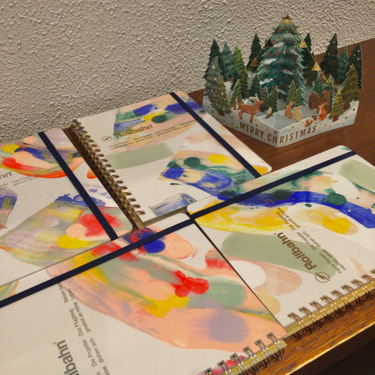smith_ueno's tweet photo. #クリスマス の特別なギフトに #MOGLEA のアート #ロルバーン はいかがですか?
同じものが二つとない手描きの表紙は、贈る相手とお揃いのカラーでそれぞれのイメージに合ったデザインを見つける楽しみも。
青色のクーポンをお持ちの方はこちらの商品も対象となっておりますので、ぜひご利用下さいね。 https://t.co/CU4ZnInGs6