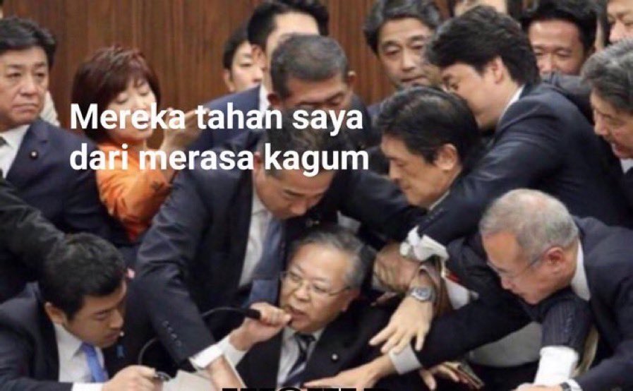 Pelabur_Bijak's tweet photo. Koleksi meme Menahan diri daripada digelar pentaksub Anwar Ibrahim yang telah dijumpai setakat ini.

Kalau ada lagi share lah, nak curi 
   😌
 👉🏼👈🏼 https://t.co/YVRnIk5rW6