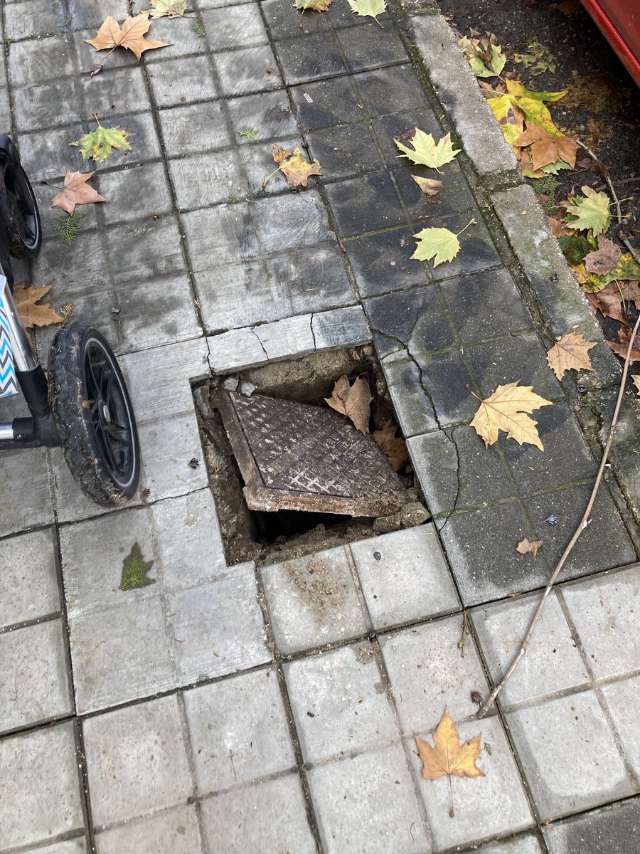 PabloPozoMoren1's tweet photo. Calle Alemania a la la altura del n.38. Espero que nadie más salga herido @wikiCR @avnuevoparque1 https://t.co/fsP4aXWIdH