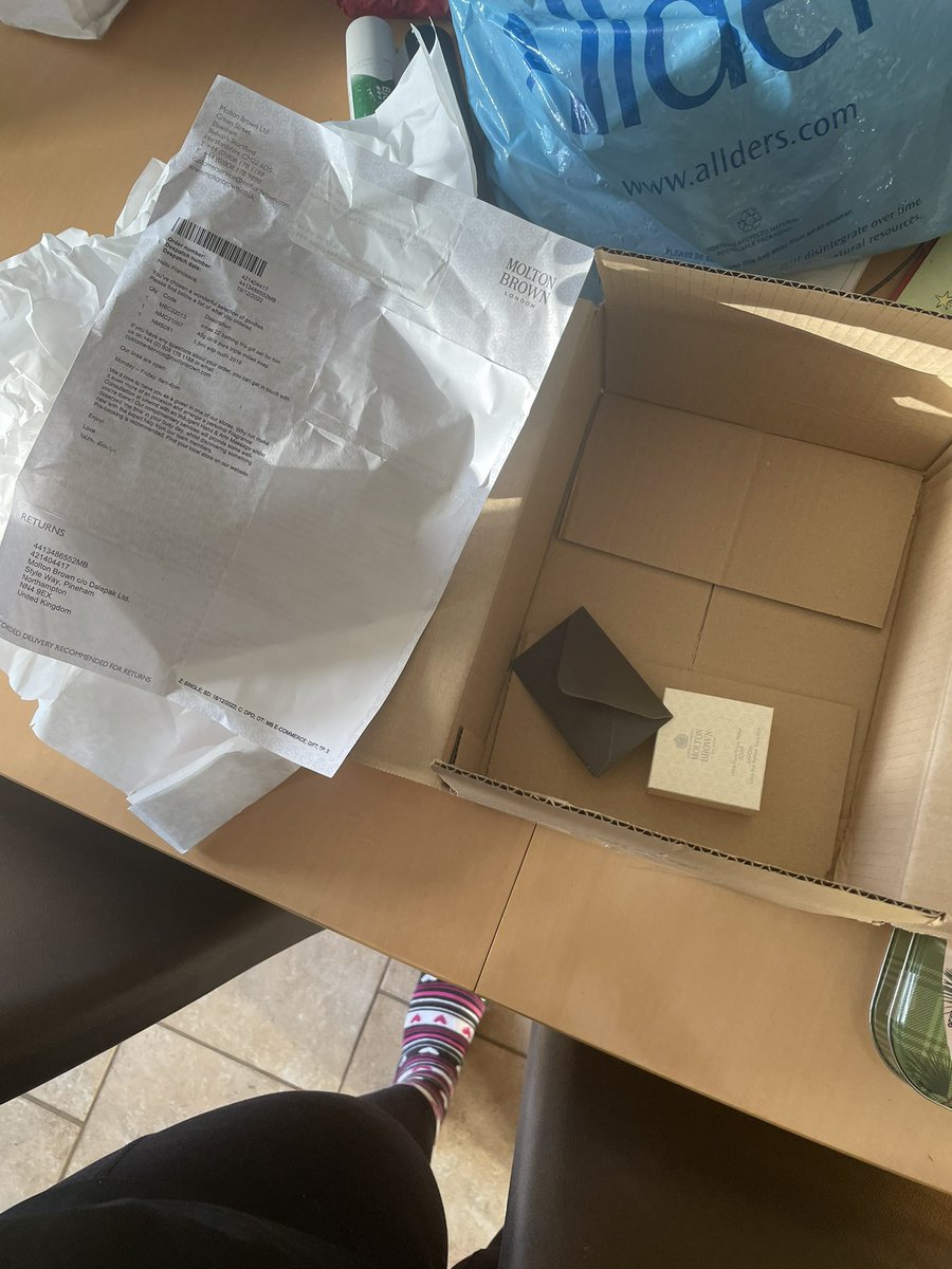 francesca_oc's tweet photo. @MoltonBrownUK I received my delivery yesterday but where is my order, there is nothing in the parcel?? This is for an Xmas present https://t.co/GsDfgrqjAS