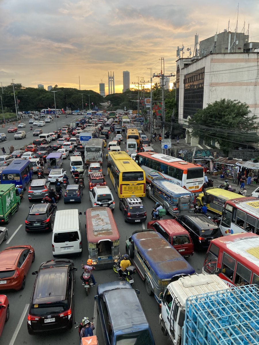 Jjohnvillanueva's tweet photo. #ROADBEAT: Mabigat na daloy ng trapiko ang nararanasan sa bahagi ng Commonwealth Avenue Southbound as of 5PM @gmanews @YouScoop https://t.co/mN8MceuOSC