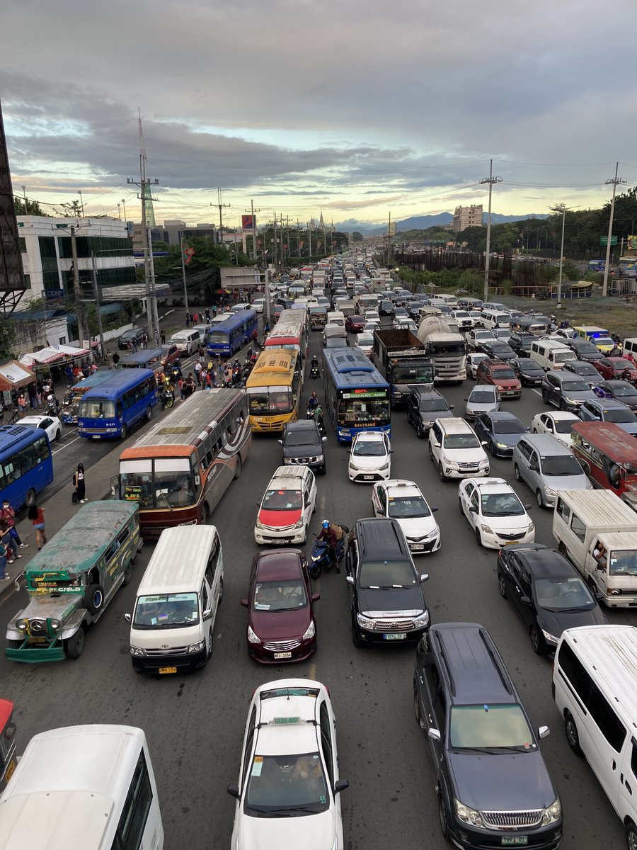 Jjohnvillanueva's tweet photo. #ROADBEAT: Mabigat na daloy ng trapiko ang nararanasan sa bahagi ng Commonwealth Avenue Southbound as of 5PM @gmanews @YouScoop https://t.co/mN8MceuOSC