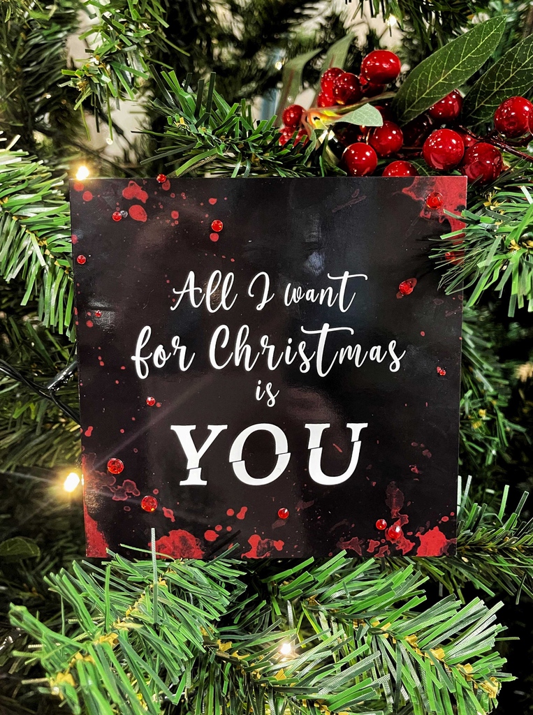 All I want for Christmas is YOU 🩸 A creepy take on the popular Christmas song, this Christmas card was inspired by YOU ⛓
etsy.com/uk/shop/AJIllu…

#christmascards #smallbusiness #welshartist #creepychristmas #horrorlover #you #joegoldberg