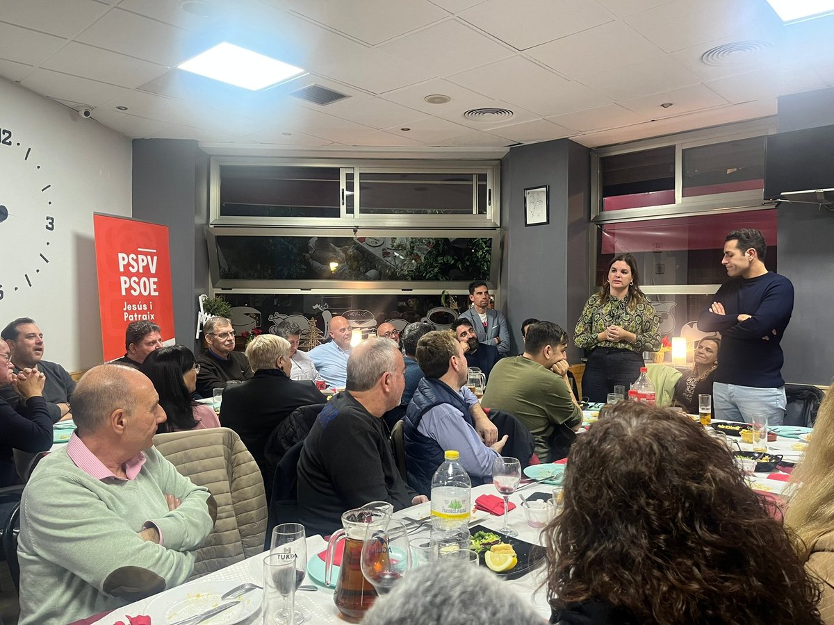 Alessio_CL's tweet photo. ❤️ Ayer cerramos el año con la Delegada del Gobierno y la próxima alcaldesa de Valencia en #Senabre

No hay nada que proteja mejor a las clases medias trabajadoras, que gobiernos socialistas.

Nos vemos a la vuelta.
🎉 Felices fiestas! https://t.co/0X5iwPfcjv