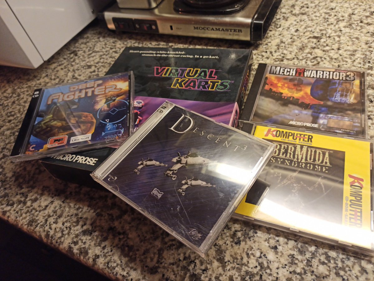 RobertHellstrom's tweet photo. When you work at a second hand store and are a fan of @lazygamereviews 😅 https://t.co/EB2gS9mCjZ