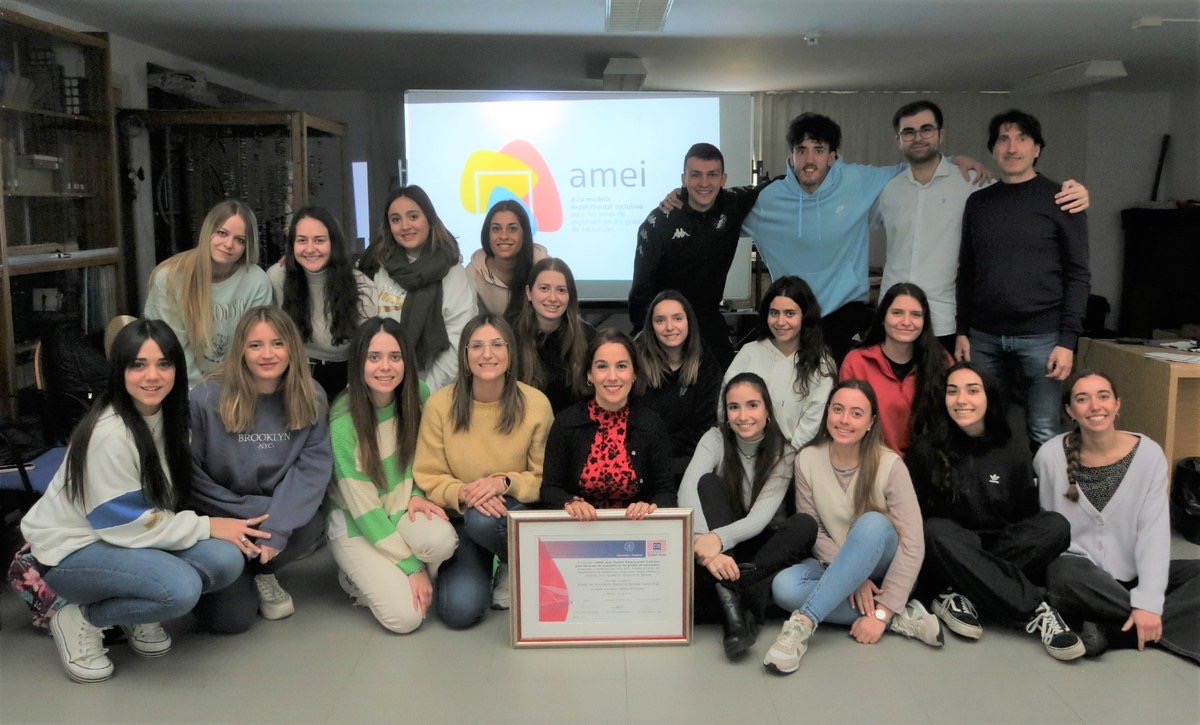 ConsejoSocUVa's tweet photo. RT @PenalbaAlicia: @ConsejoSocUVa @largo_rector @susanaalvaalva @EUE_PA @EiiUVa @EIInfUVa @economicas_uva Un honor recibir este premio y poder compartirlo con los verdaderos protagonistas, los estudiantes de la Facultad de Educación @EUE_PA del campus de Palencia @UVaPalencia https://t.co/SWu8TWNbVu